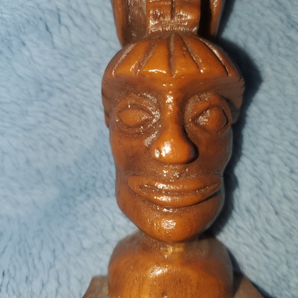 Hand carved totem pole - Picture 4 of 7